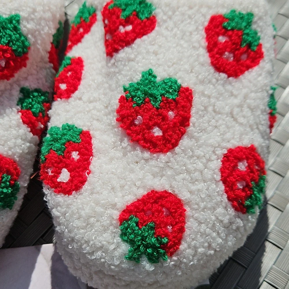 NEW WITH TAGS Kensie Size 6/7 Ivory Red Strawberries Fuzzy Memory Foam Slippers - Picture 9 of 17